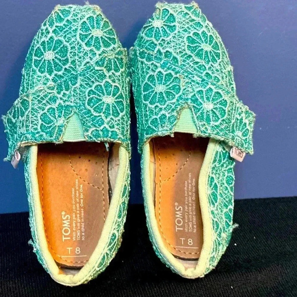 TOMS GIRLS SIZE 8 TODDLER SLIP ON SHOES  TEAL LACE DESIGN GLITTER CLEAN - Picture 1 of 12